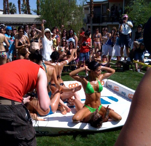 lesbian-oil-wrestling1