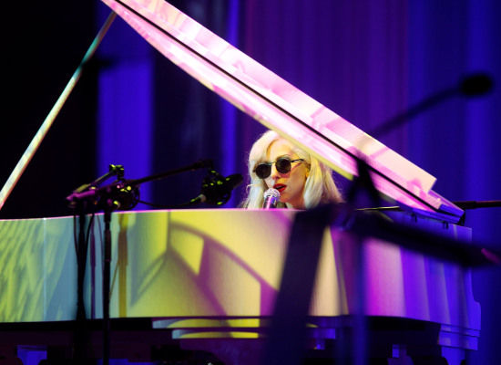 lady-gaga-piano-hrc lady-gaga-piano-hrc