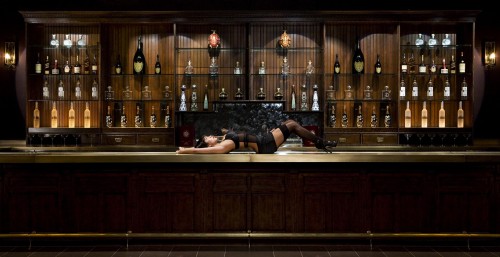 voyeur-hollywood-bar-with-waitress