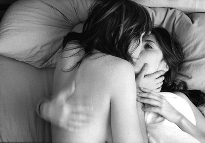kissing girls