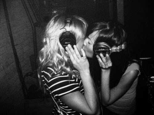 girls kissing