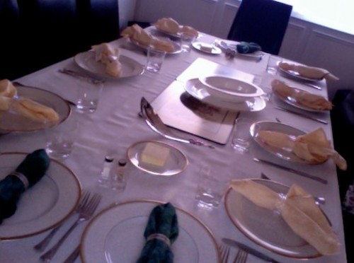 thanksgiving-dinner-table-empty