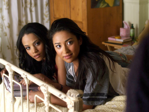 emily-and-maya-on-bed