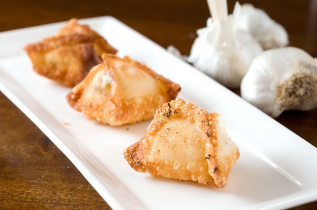 roasted-garlic-cream-cheese-wontons