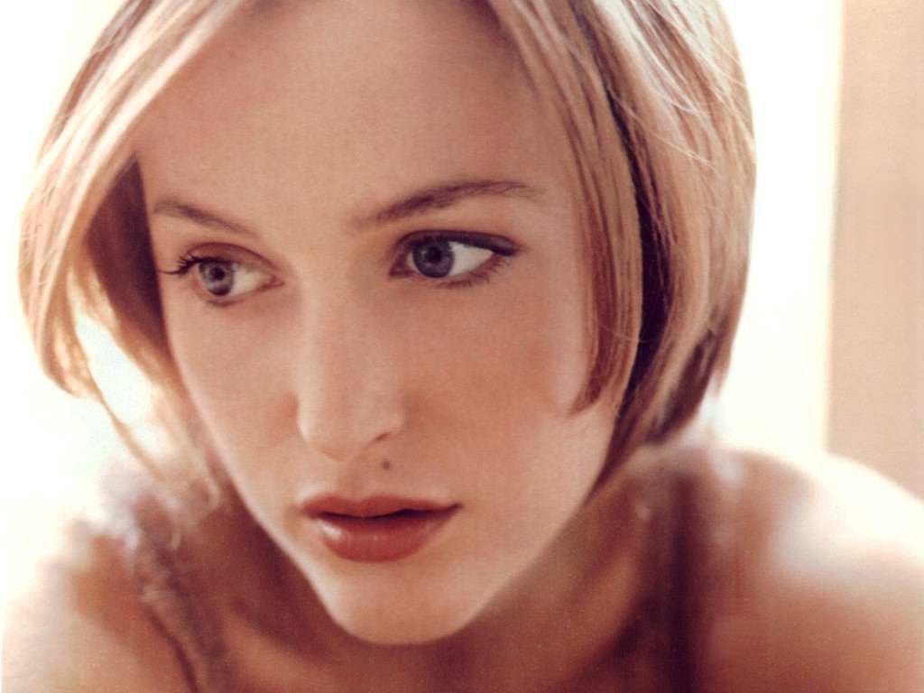 Honoring Gillian Anderson’s Newly Revealed Lady-Dating Past: Top 5 X-Files Episodes That Made Me Gay