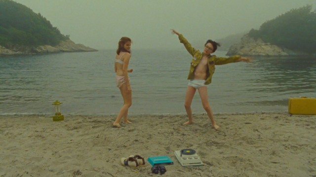 kara-hayward-suzy-and-jared-gilman-sam-in-1