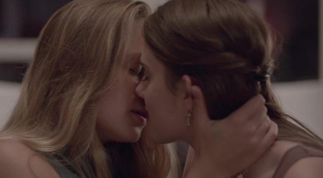 girls-kissing-on-girls
