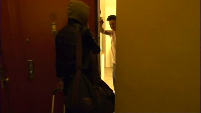 9ac-people-coming-through-doors-THE-SHOW
