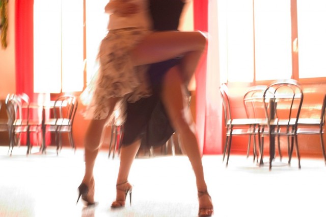 women-tango