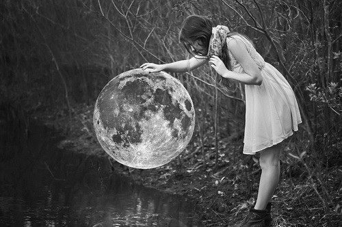 Kate’s College Lesbianage: Under The Full Moon