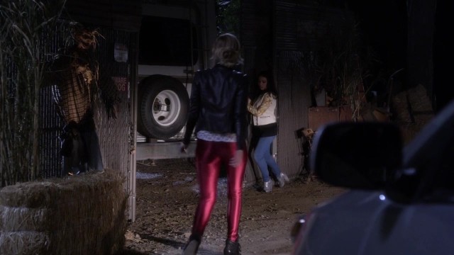 IN CASE YOU DIDN'T KNOW, THIS IS A TEXTBOOK EXAMPLE OF HOW TO SHOW OFF YOUR ASS IN SPANDEX.