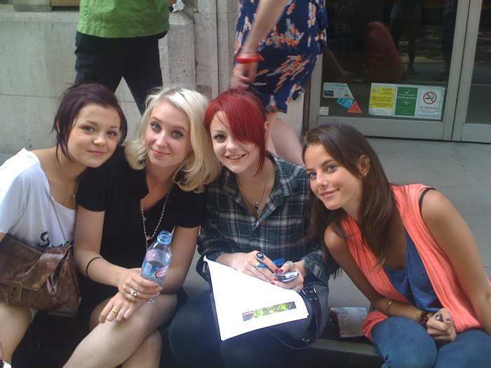 Skins-Cast-S4-Behind-The-Scenes-skins-8036121-700-525