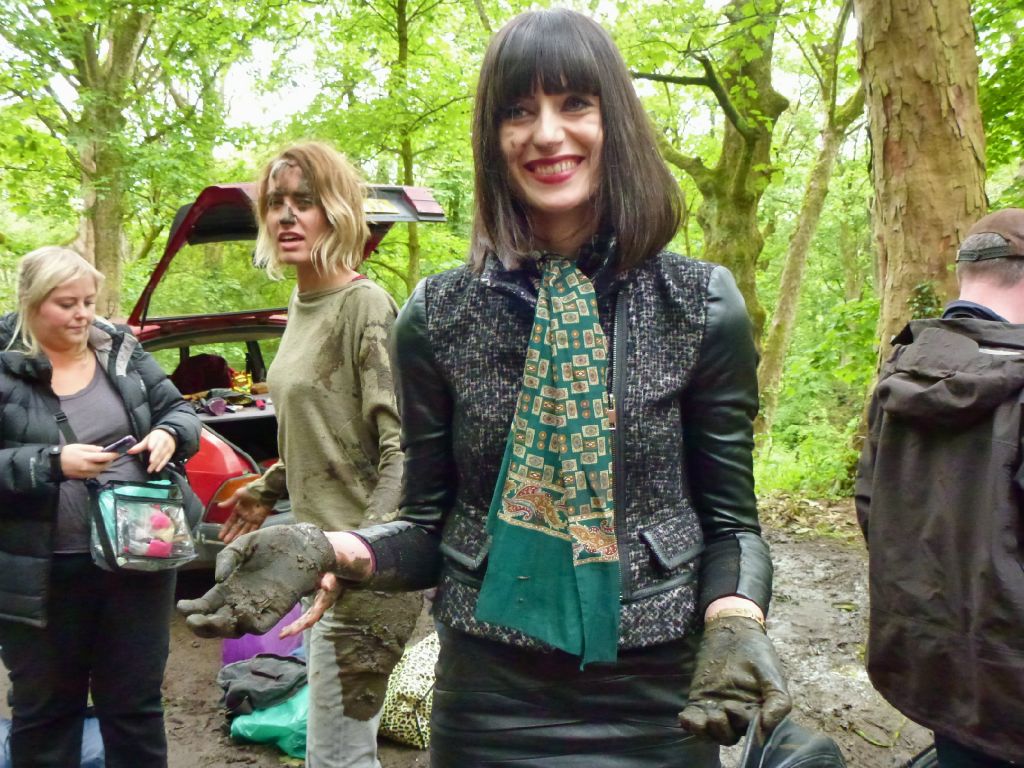 35 Behind-The-Scenes Photos Of Lesbian Characters From Your Favorite TV Shows