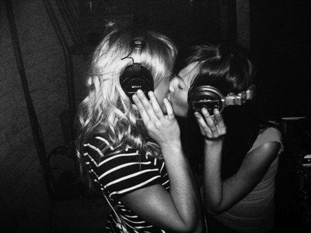 Kissing while wearing headphones: an essential part of any successful Valentine's Day. (Via Keep Calm and Questa Sono Io)