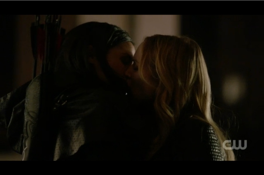 Black Canary is a Totally Bisexual Superhero on “Arrow,” Kissed A Hot Lady On TV Last Night