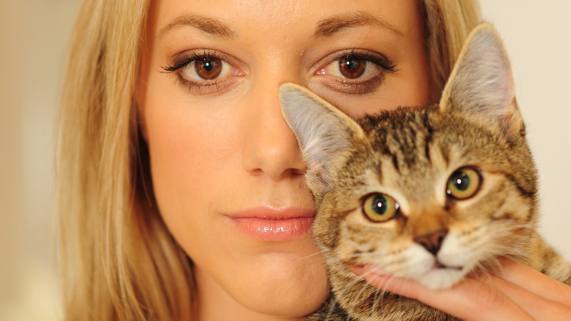 Zoie Palmer Totally Has A Girlfriend: “Lost Girl” Actress Thanks Partner at Canadian Screen Awards