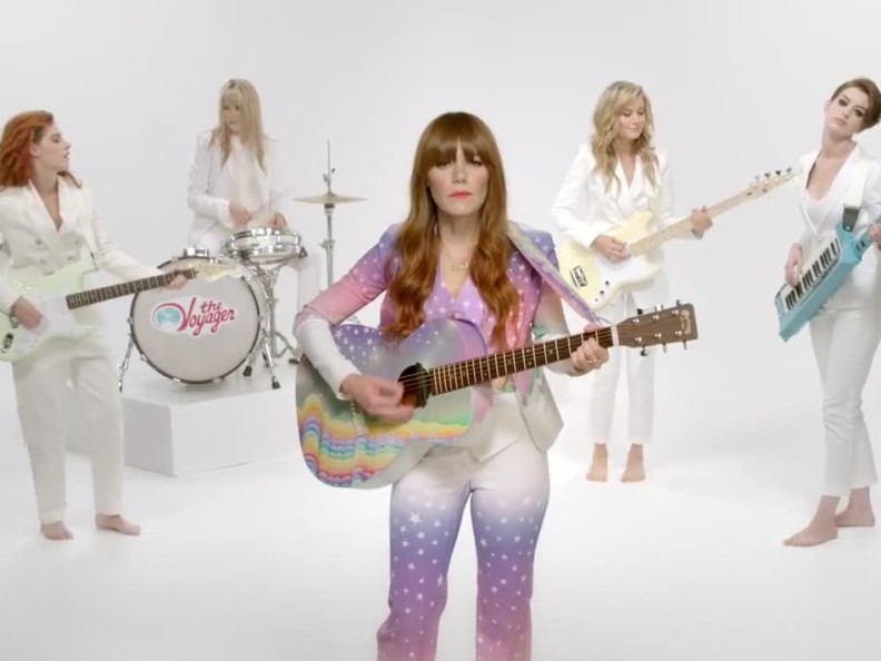This New Jenny Lewis Video Involves Kristen Stewart and Anne Hathaway in Drag