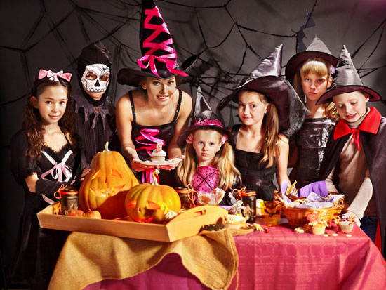 host-an-eerie-halloween-party-for-kids-550x413