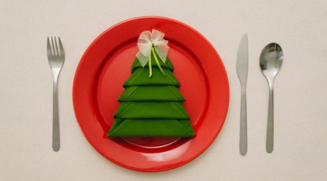 Christmas-Tree-Napkin-Fold-Idea-17-672x372