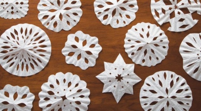 DIY-Coffee-Filter-Snowflakes-3-672x372