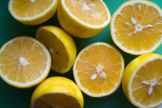 sliced lemons
