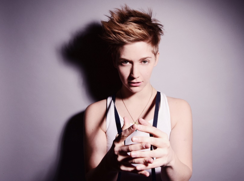 EXCLUSIVE: Julia Weldon Premieres New Video For “All I Gave Her”