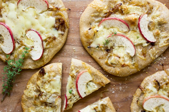 cheddar-apple-caramelized-onion-pizzettes