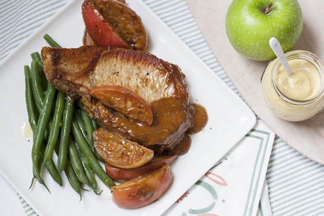 Creamy pork chop with mustard and apples