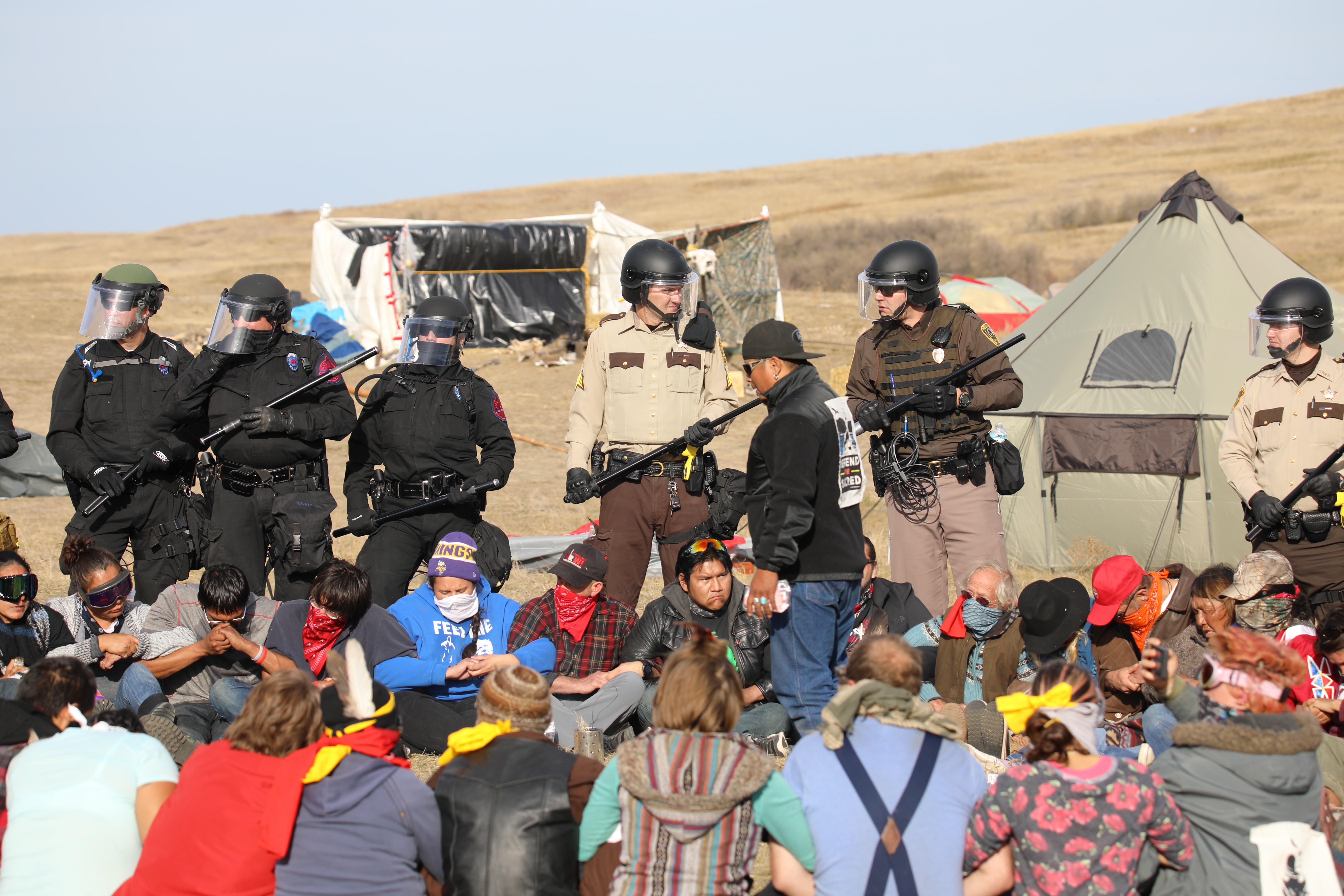 141 Arrested for Peaceful Standing Rock Protest; White Armed Militia is Acquitted