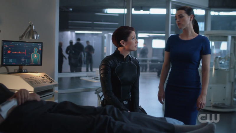 Lena and Alex talk to each other and make eyecontact and HOO BOI