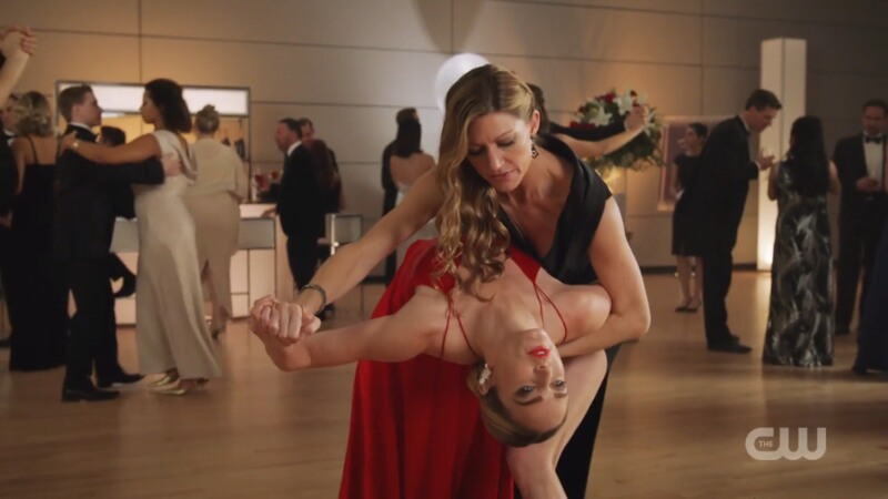 Ava dips Sara
