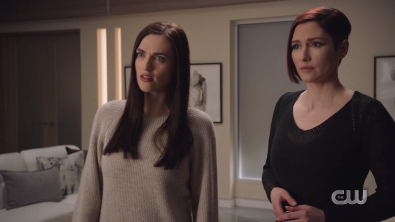 Lena and Alex reassure supergirl they're in this together