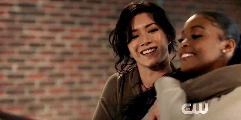 Boobs on Your Tube: Sexy Superqueero Fight Alert on Black Lightning!