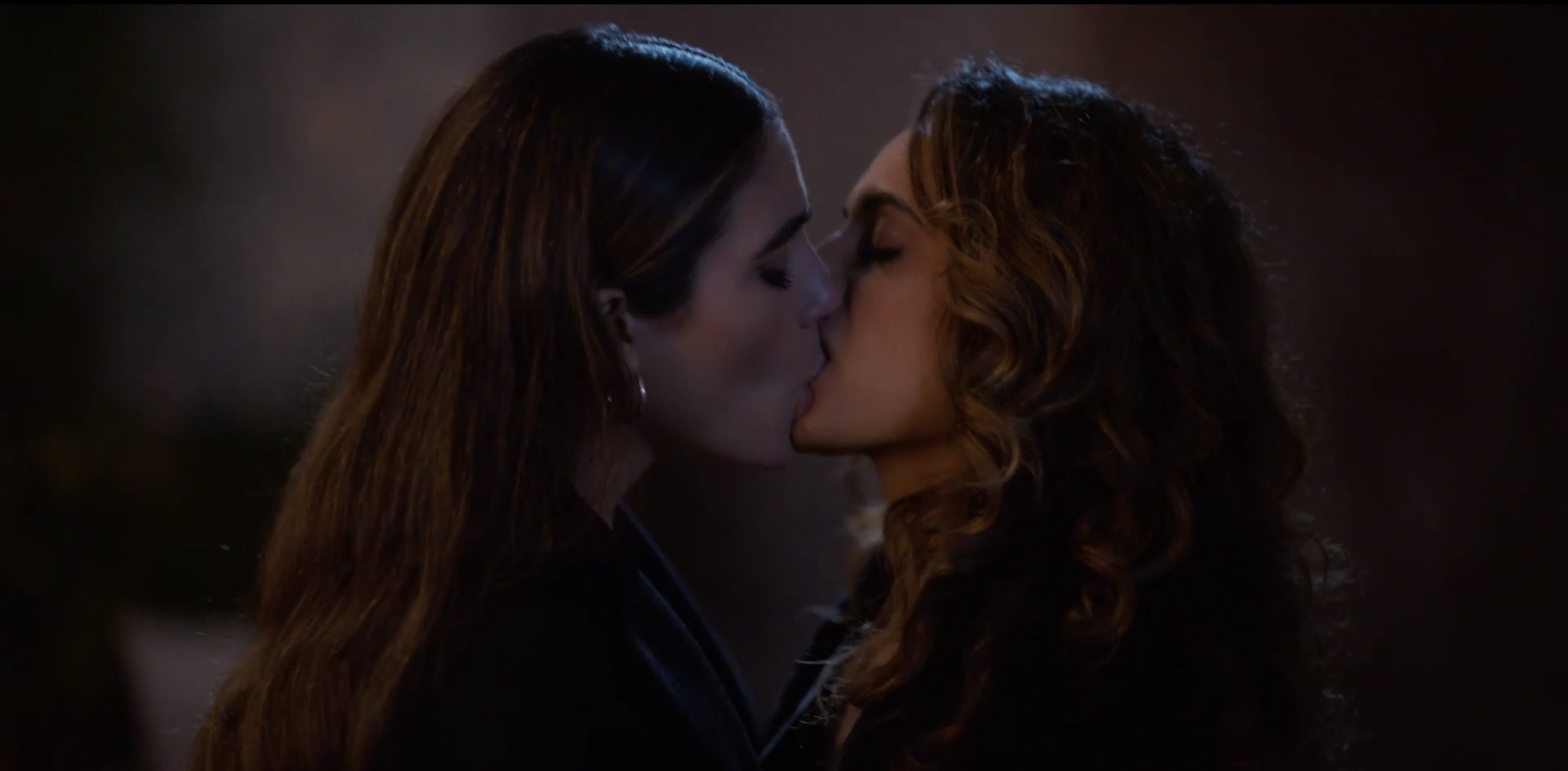 Gigi and Bette kiss