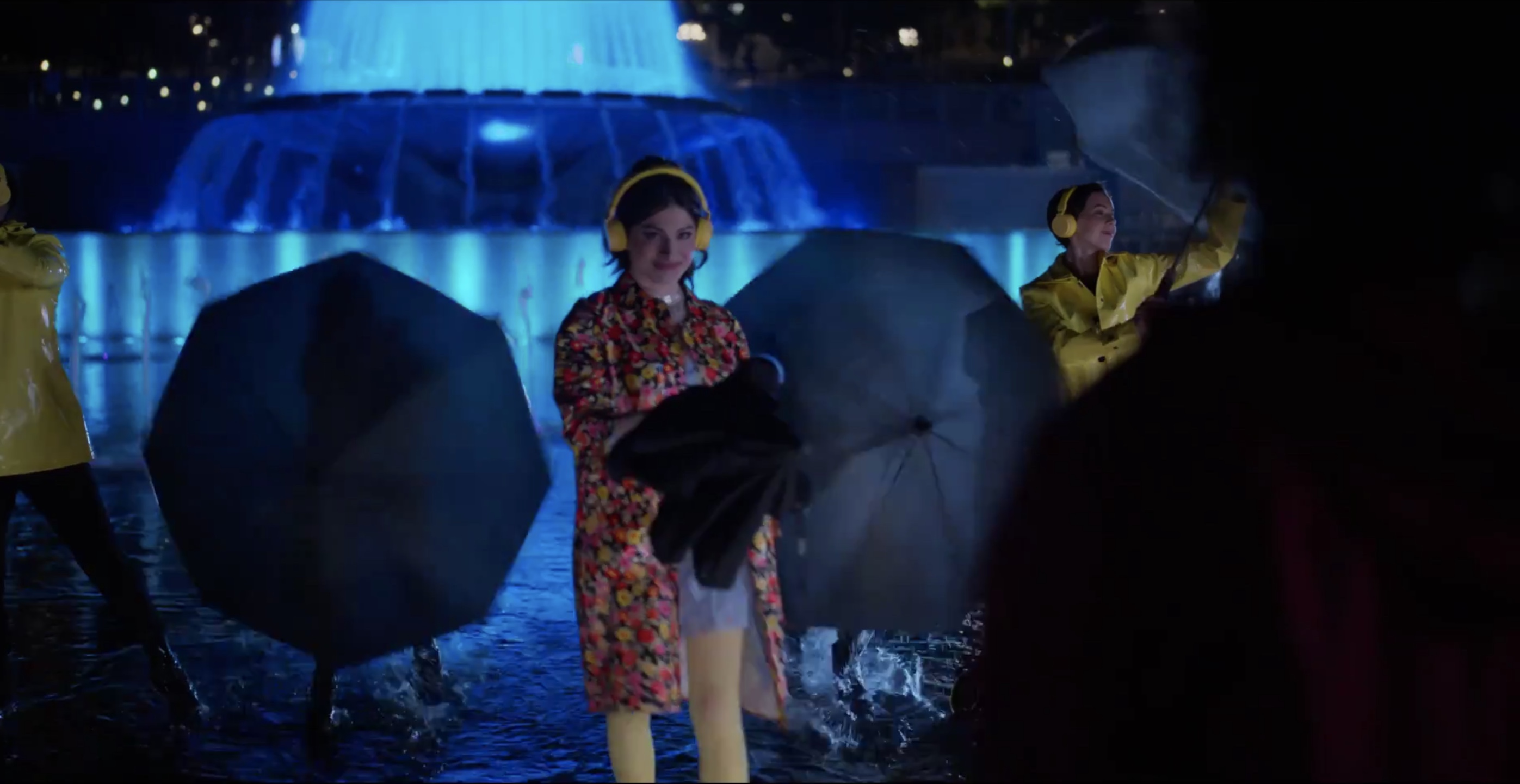 Jordi with an umbrella in the fountain