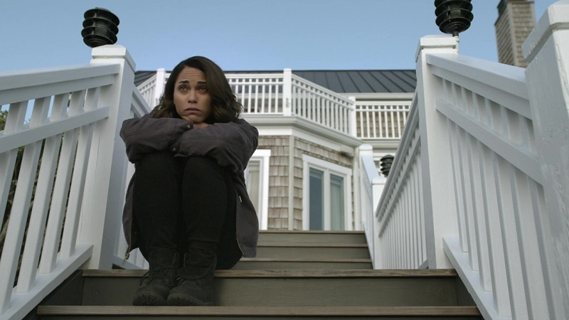 Leslie sits on the steps outside Ed's house, waiting to apologize.
