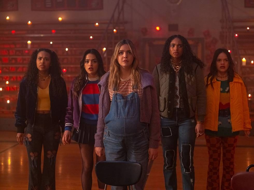Pretty Little Liars: Original Sin girls in the gym looking surprised