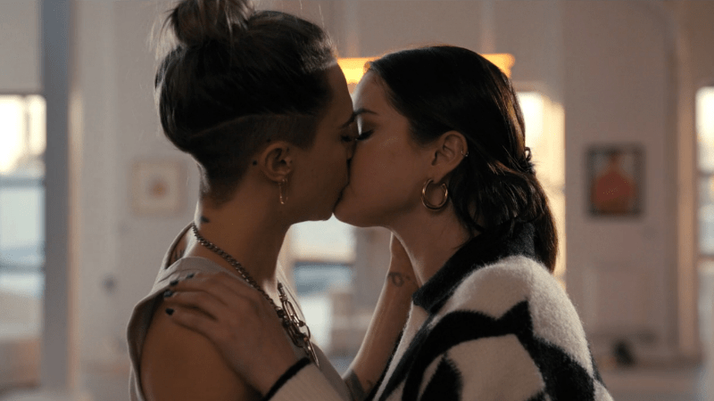 two queers kissing - i think they are cara delevingne and selena gomez