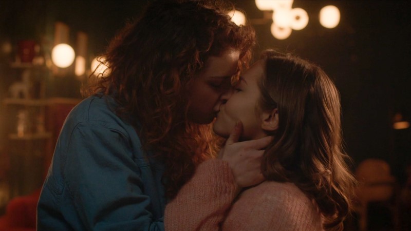 Vampire Academy: Meredith gently holds Mia's face as she kisses her gently because vampires are gay