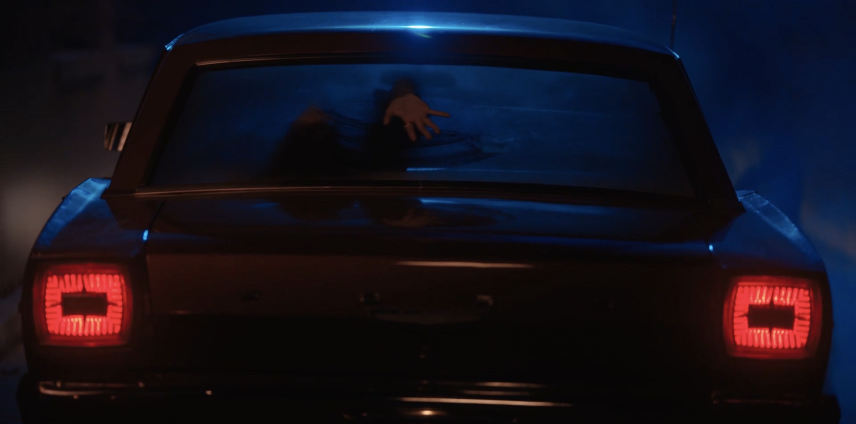 Shane and Ivy hooking up in the car