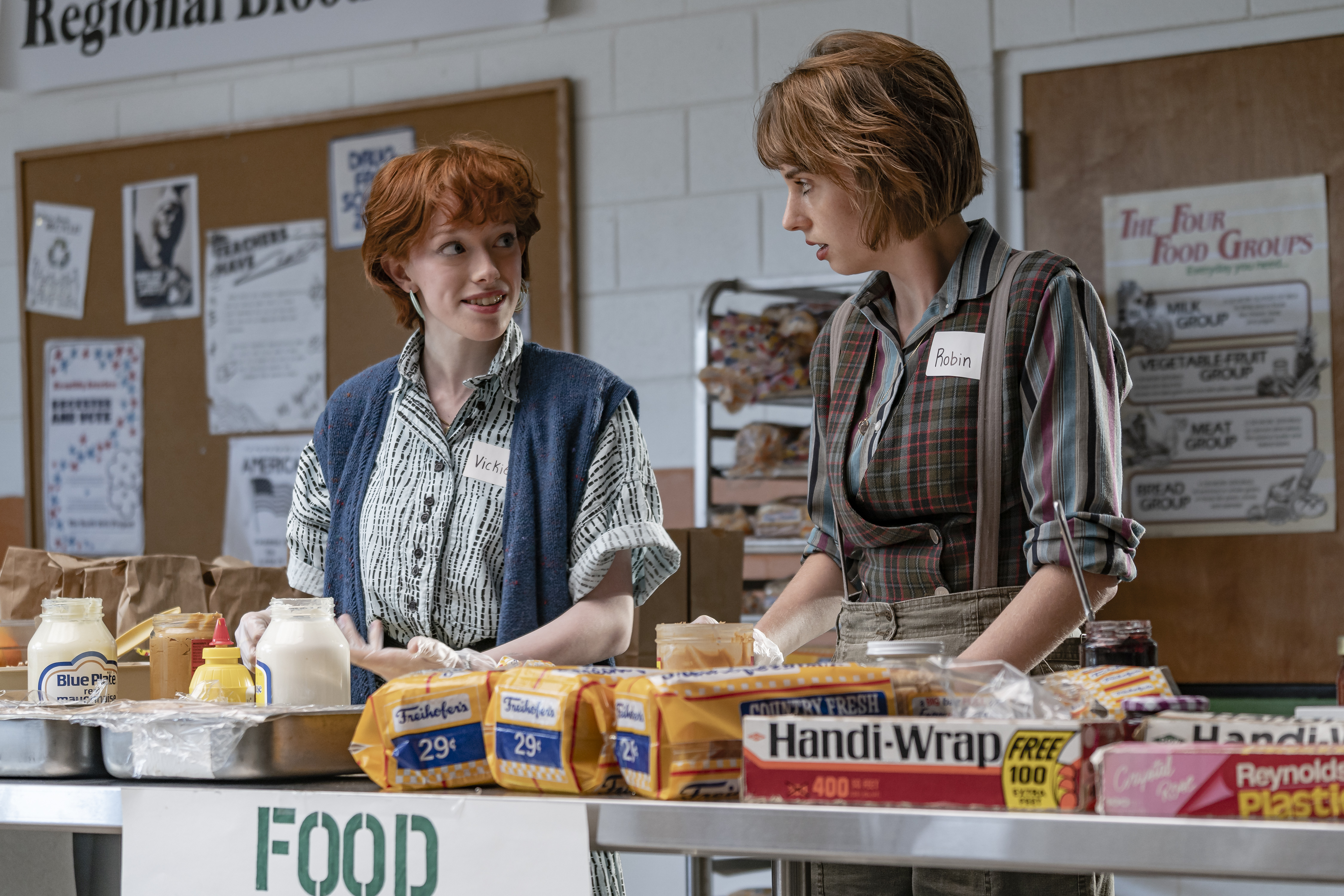 STRANGER THINGS. (L to R) Amybeth McNulty as Vickie and Maya Hawke as Robin Buckley in STRANGER THINGS. Cr. Tina Rowden/Netflix © 2022