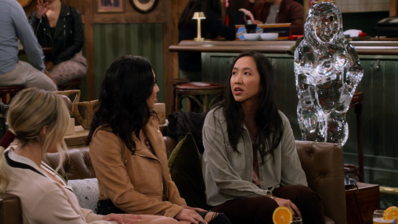 HIMYF: Ellen sits next to her ice sculpture of Rachel