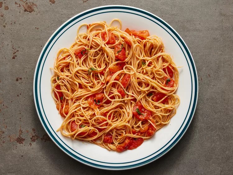a plate of spaghetti and tomatoes