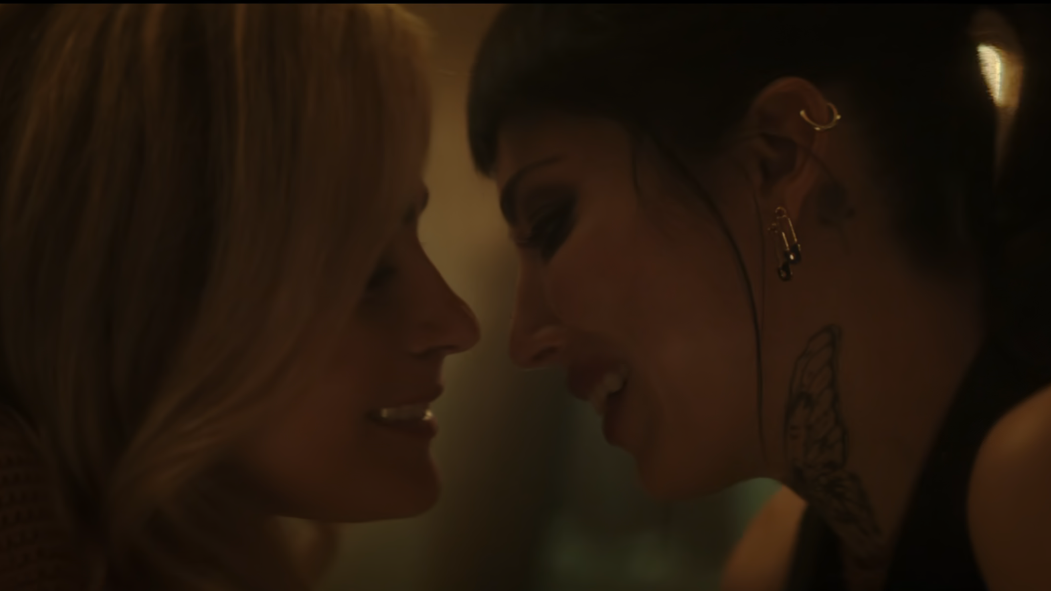 Dead Boy Detectives: Jenny and Maxine go in for the kiss
