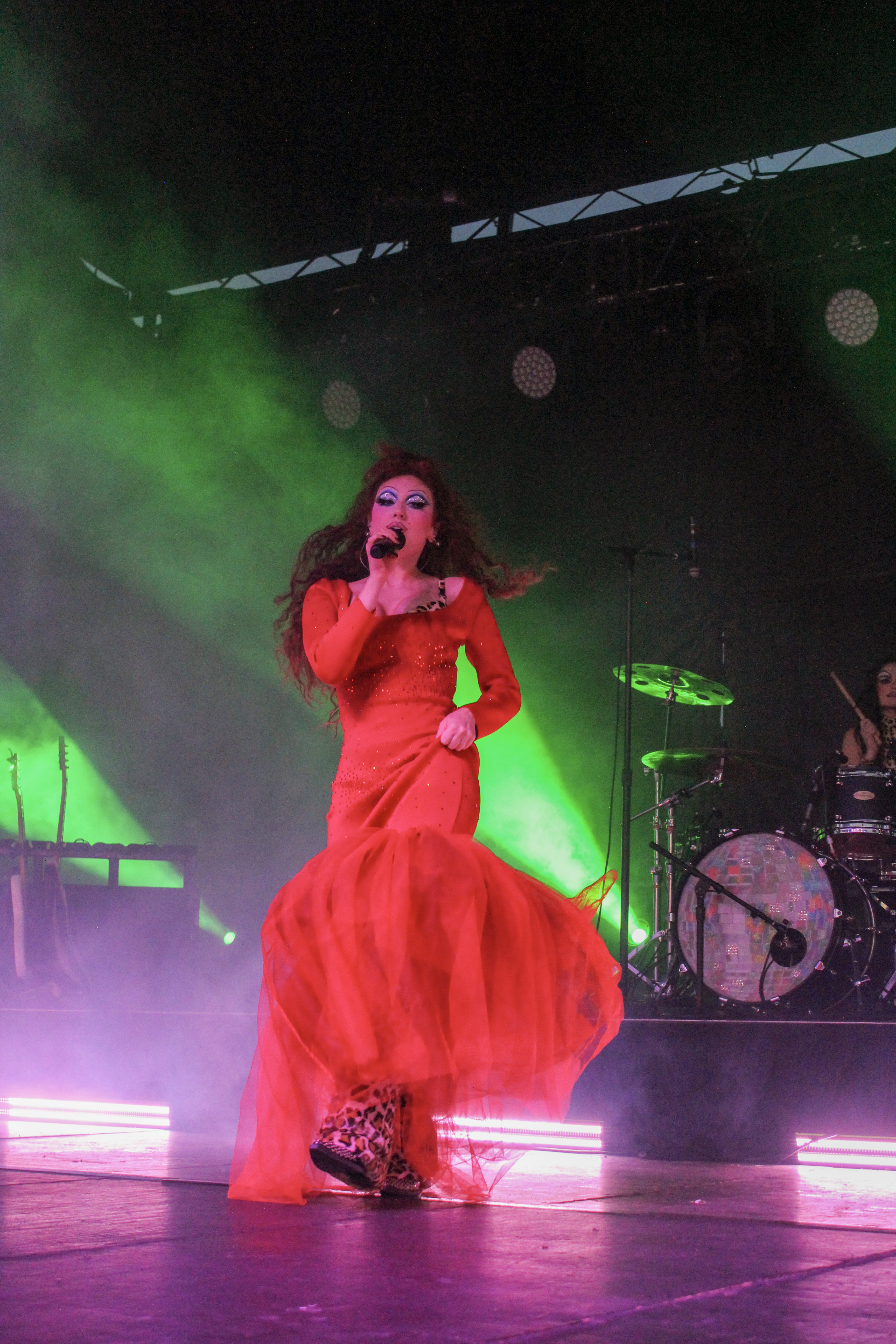 Chappell Roan on stage at Kentuckiana Pride in her Divine tribute look.