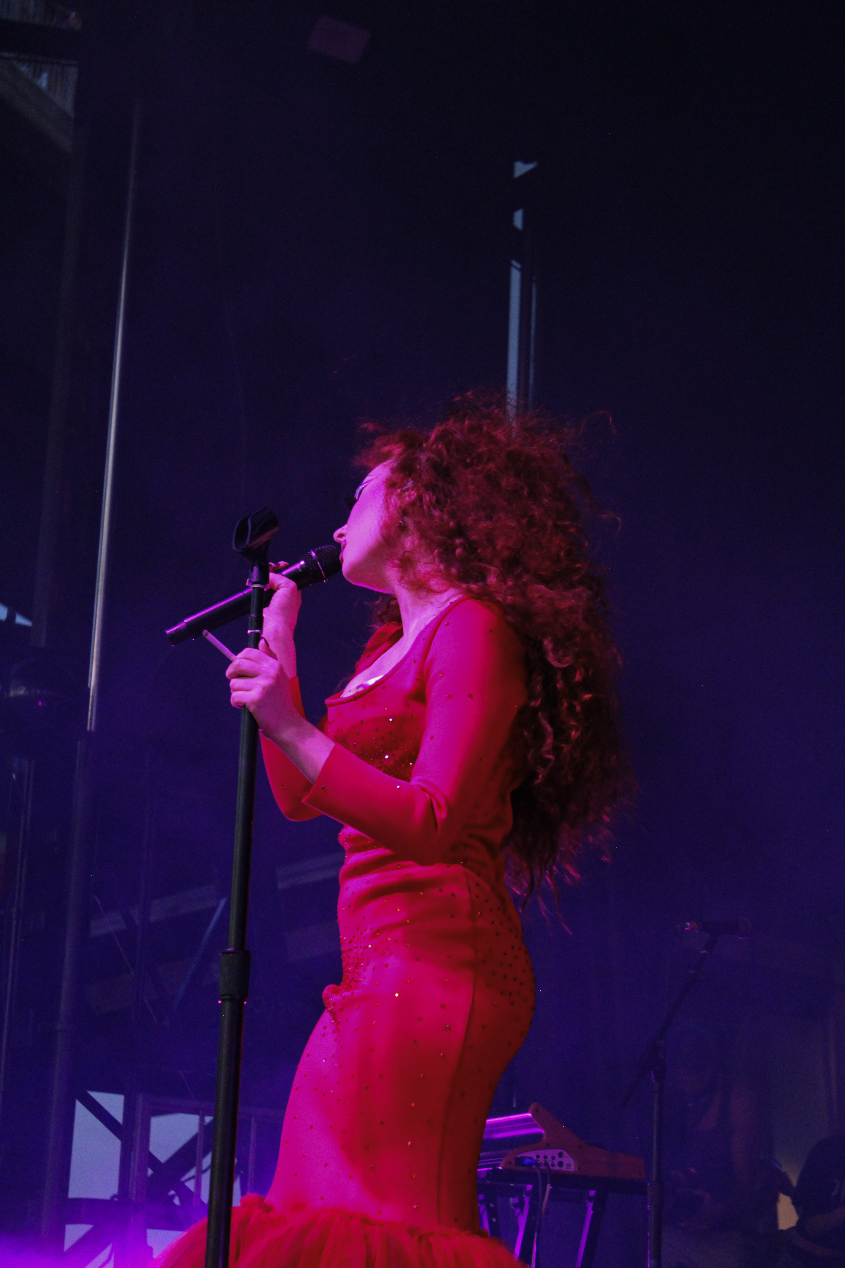 Chappell Roan on stage at Kentuckiana Pride in her Divine tribute look.