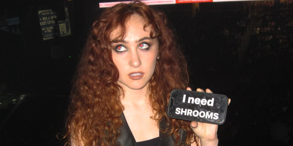 Chappell Roan holding a phone that says I NEED SHROOMS
