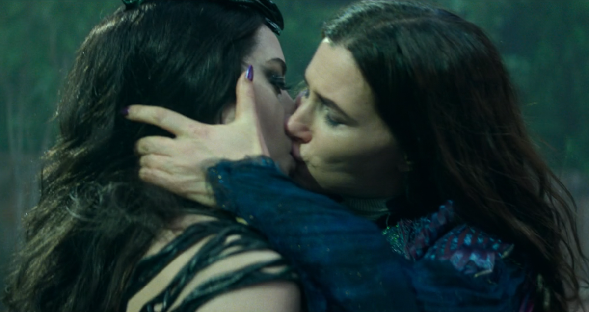 Agatha All Along: Rio and Agatha kiss