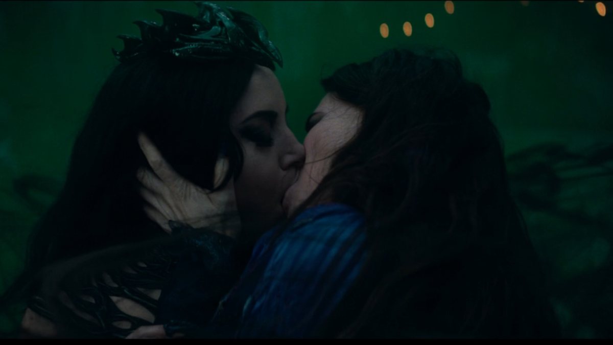 Agatha All Along: Agatha kisses Rio and steals her Death powers a little