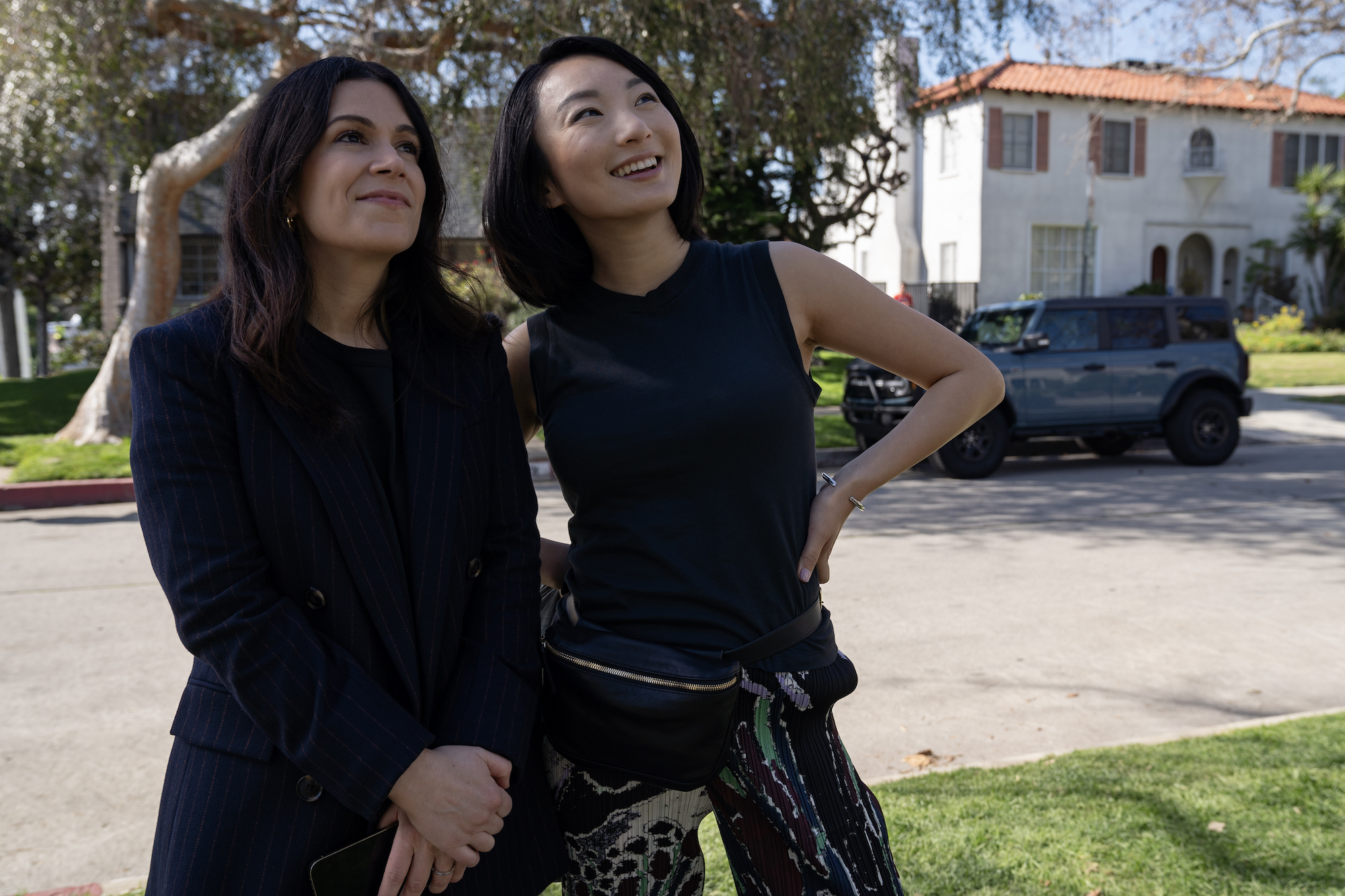 NO GOOD DEED. (L to R) Abbi Jacobson as Leslie and Poppy Liu as Sarah in Episode 101 of No Good Deed. Cr. SAEED ADYANI/Netflix © 2024
